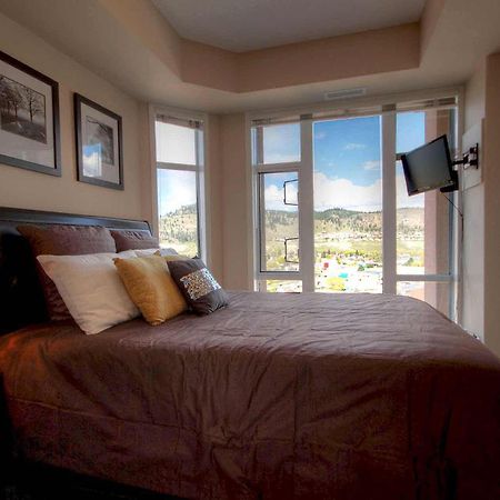 Sunset Waterfront Resort By Discover Kelowna Resort Accommodations Exterior foto