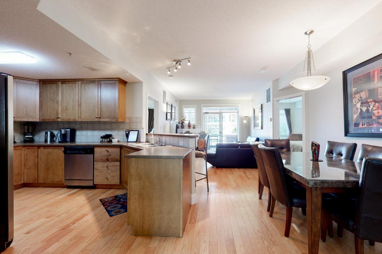 Sunset Waterfront Resort By Discover Kelowna Resort Accommodations Exterior foto
