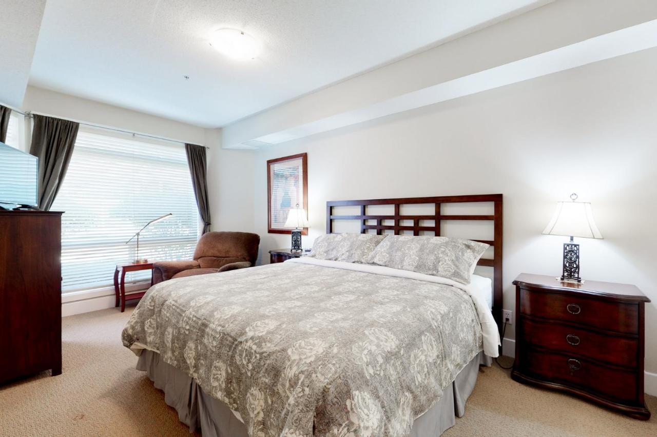 Sunset Waterfront Resort By Discover Kelowna Resort Accommodations Exterior foto