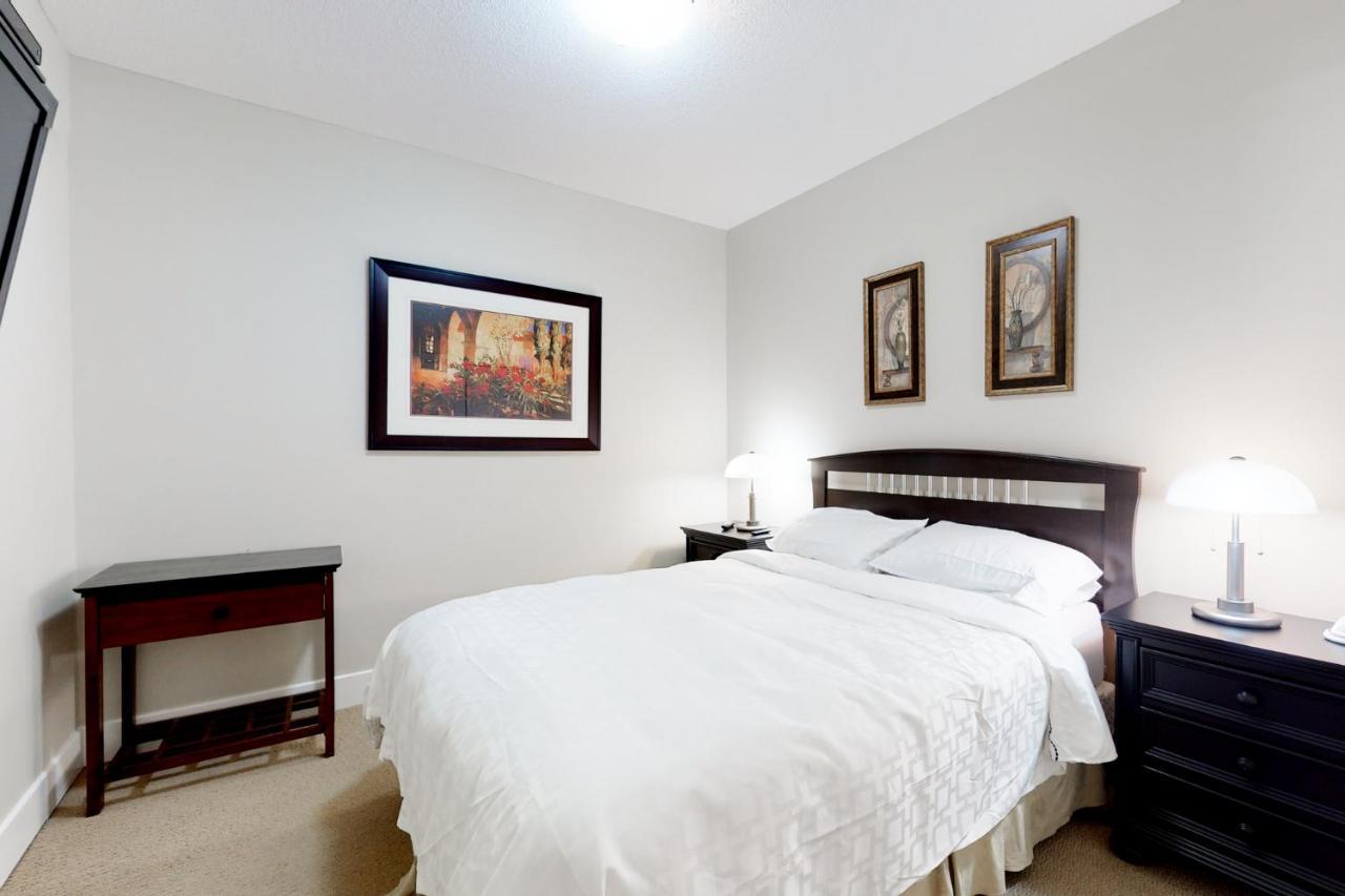 Sunset Waterfront Resort By Discover Kelowna Resort Accommodations Exterior foto